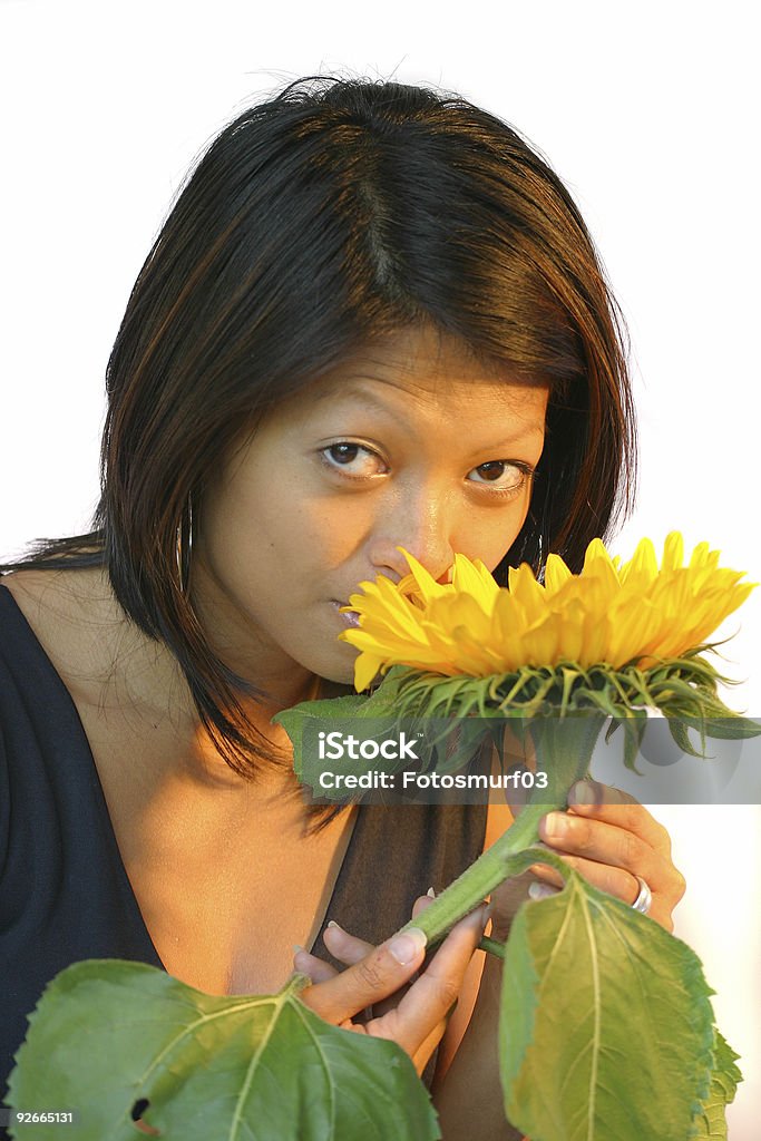 Cheirando as flores - Foto de stock de Adulto royalty-free