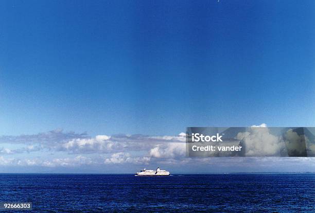 Photo libre de droit de Traversée En Ferry banque d'images et plus d'images libres de droit de Au loin - Au loin, Bleu, Ciel