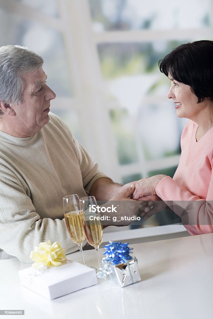 Gerne Älteres Paar feiert ihre Jahre zusammen mit Champagner - Lizenzfrei Aktiver Senior Stock-Foto