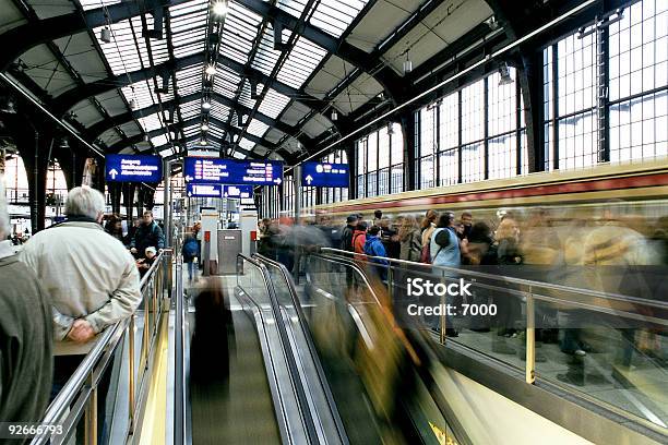 Metro Ubahnzug Stockfoto und mehr Bilder von Menschenmenge - Menschenmenge, U-Bahnstation, Stufen