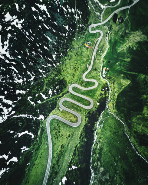 ユリアはスイス連邦共和国では、道路を渡す - switzerland european alps ticino canton scenics ストックフォトと画像