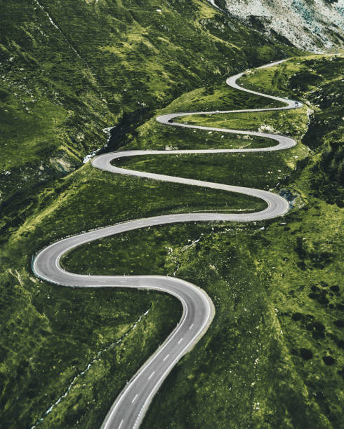 julier pass road en suiza - windy road fotografías e imágenes de stock