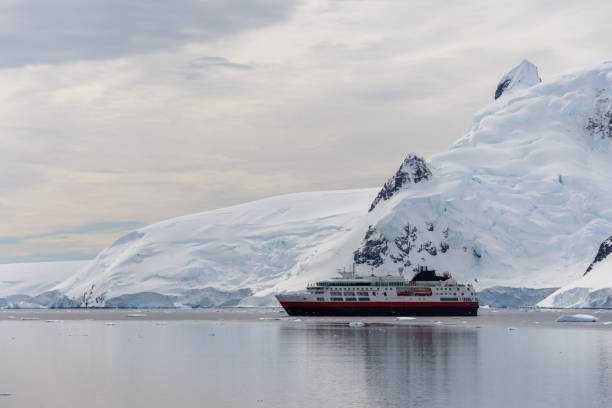 istock Expedition ship in Antarctic sea 926670666
