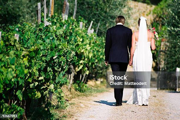 Невеста Жених — стоковые фотографии и другие картинки Белый - Белый, Близость, Вечернее платье