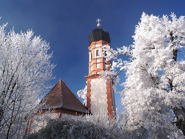 Iglesia en invierno - foto de stock