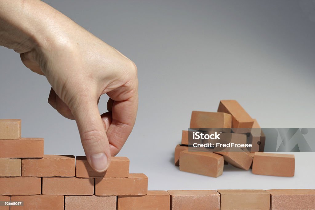 Muitos compleeting a parede de tijolos - Royalty-free Aprender Foto de stock