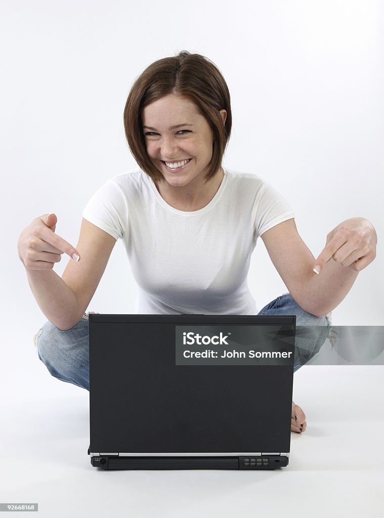 Rapariga engraçada a apontar para o seu PC - Royalty-free 20-29 Anos Foto de stock