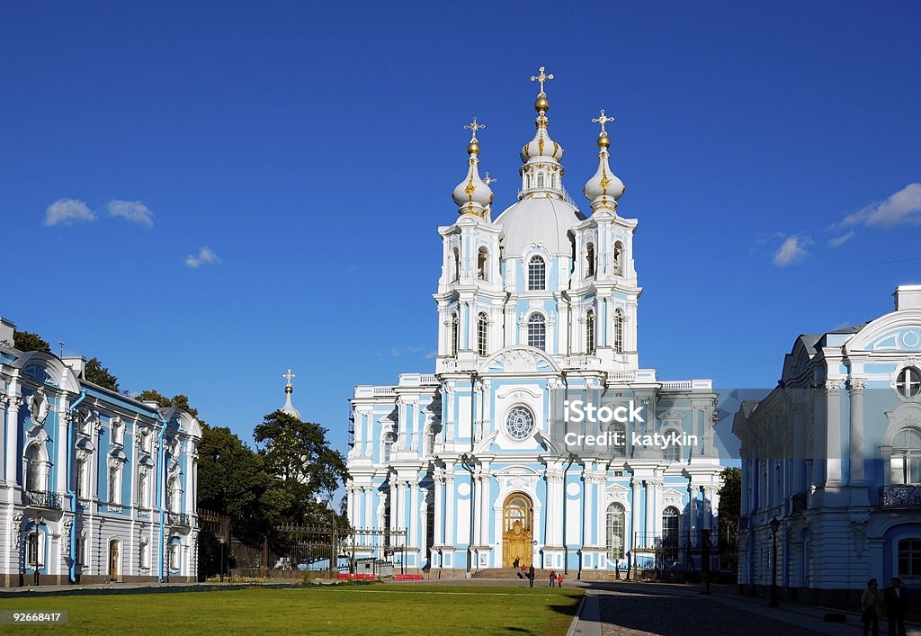 Le Cathedra de Smolny, en Russie. Sombre ciel bleu. Une architecture ancienne - Photo de Architecture libre de droits