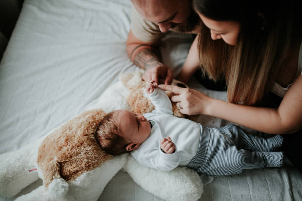 genitori a casa da ospedale con neonato - clothing love family with one child parent foto e immagini stock