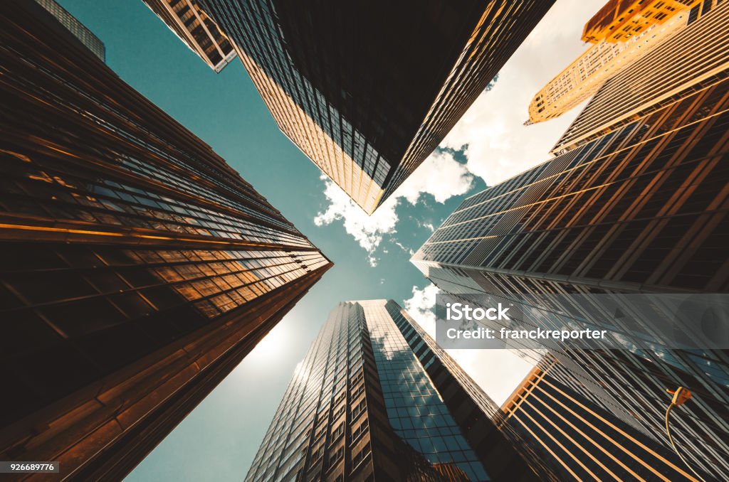niedrigen Winkel Blick auf die Wolkenkratzer in New York City - Lizenzfrei Außenaufnahme von Gebäuden Stock-Foto