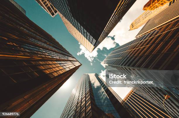Niedrigen Winkel Blick Auf Die Wolkenkratzer In New York City Stockfoto und mehr Bilder von Außenaufnahme von Gebäuden