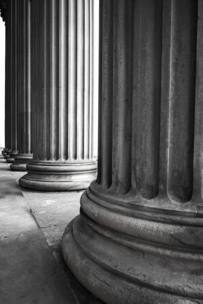 row of columns - column base strength courthouse imagens e fotografias de stock