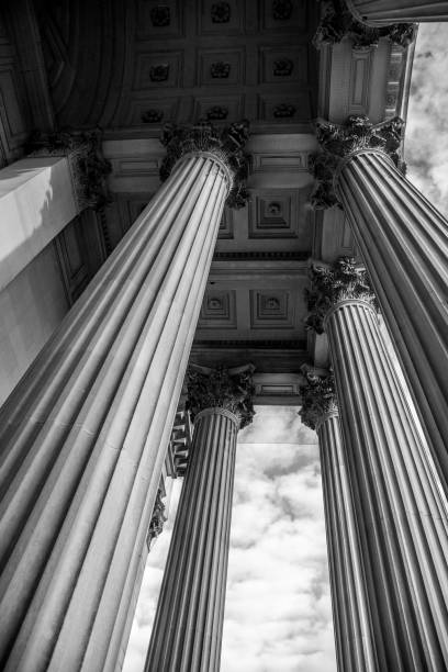 row of columns - column base strength courthouse imagens e fotografias de stock