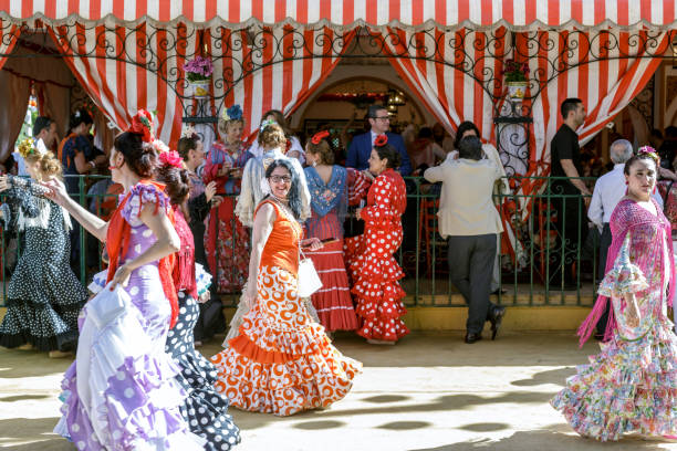 люди гуляют и наслаждаются на апрельской ярмарке в севилье. - train spain seville europe стоковые фото и изображения