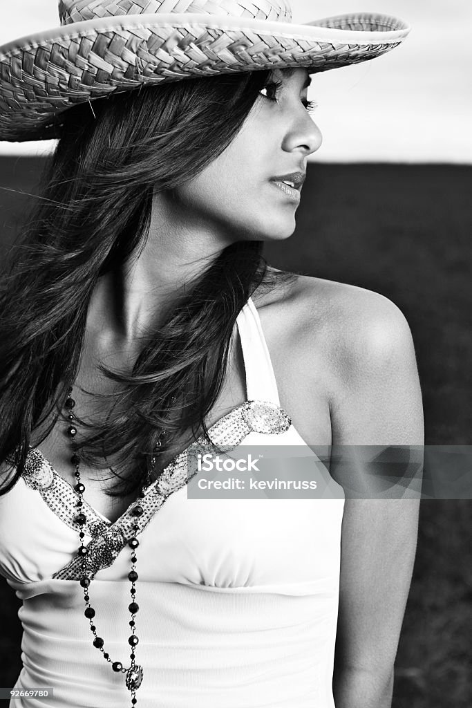 Cara de perfil en blanco y negro de chica joven India. - Foto de stock de Adolescente libre de derechos