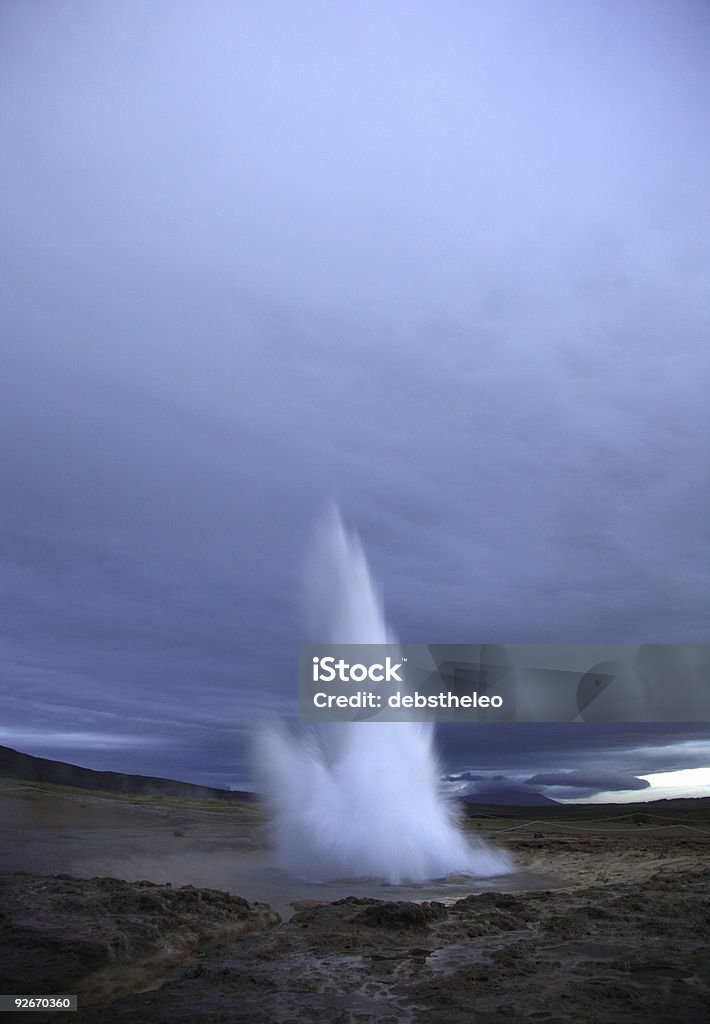 Geysir Entrer en éruption au crépuscule - Photo de Bleu libre de droits