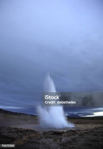 Photo libre de droit de Geysir Entrer En Éruption Au Crépuscule banque d'images et plus d'images libres de droit de Bleu - Bleu, Bouillant, Bulle