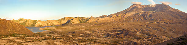 Mt St Helens przez Zachód słońca – zdjęcie