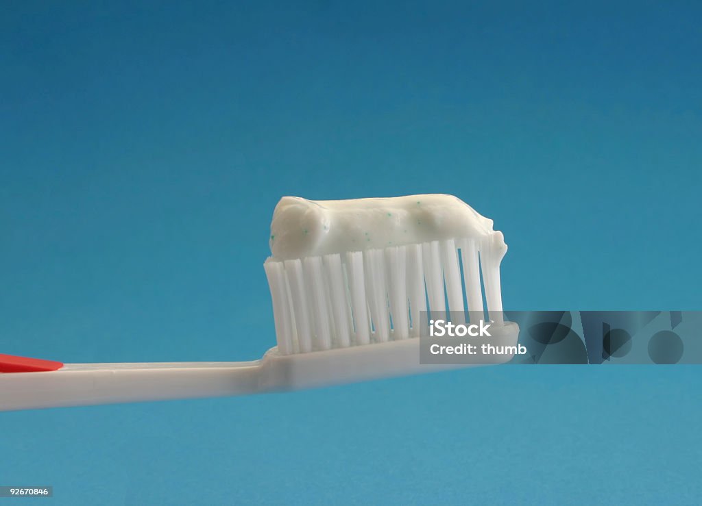 Bross'à dent avec dentifrice - Photo de Crème hydratante libre de droits