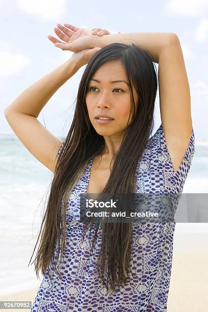 Foto de Mulher Relaxante Na Praia e mais fotos de stock de Adolescente - Adolescente, Cultura polinésia, Cultura do Havaí