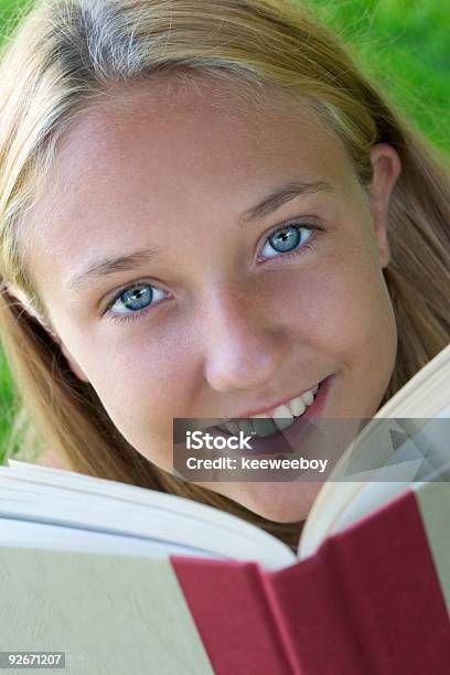 Libro Ragazza - Fotografie stock e altre immagini di Adolescente - Adolescente, Adolescenza, Adulto