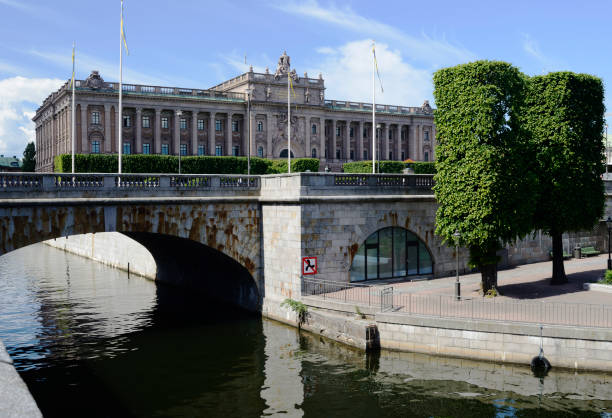ansicht des gebäudes des schwedischen parlaments, stockholm, schweden - sveriges helgeandsholmen stock-fotos und bilder