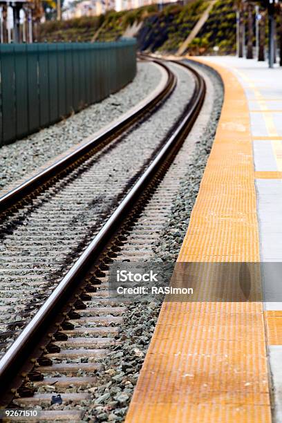 Foto de Trilhas De Trem e mais fotos de stock de Curva - Forma - Curva - Forma, Estrada de ferro, Foco seletivo