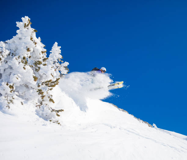 スキー、バックカント�リー、ピレネー山脈でジャンプ女性 - powder snow skiing agility jumping ストックフォトと画像