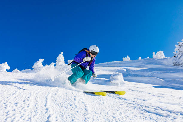 mujer en el país detrás en los pirineos de cataluña españa - back country skiing fotos fotografías e imágenes de stock