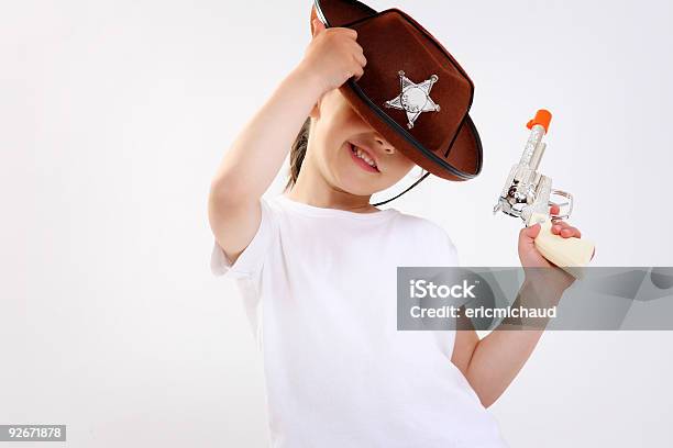 Young Cowgirl Con Una Pistola De Juguete Foto de stock y más banco de imágenes de Camiseta - Camiseta, Sombrero de vaquero, 6-7 años