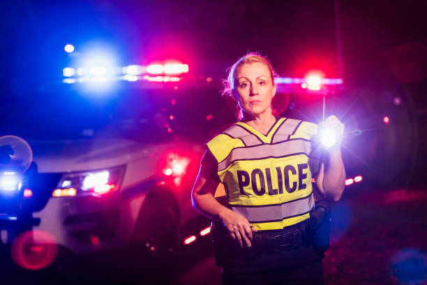 polizistin nachts mit taschenlampe, notleuchten - only women flash stock-fotos und bilder