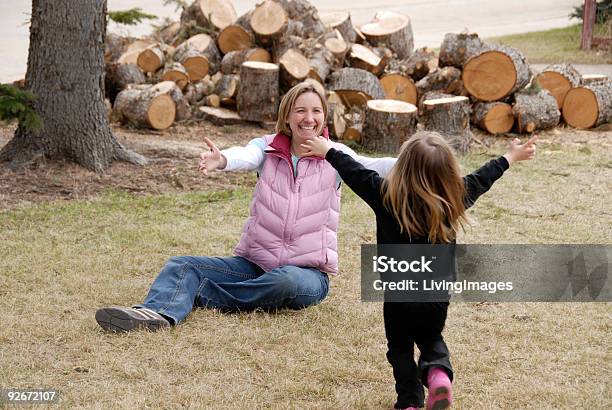 Mommy Foto de stock y más banco de imágenes de Abeto Picea - Abeto Picea, Abrazar, Adulto