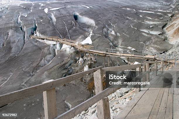 Ingresso E Ponte Pedonale Della Caverna Di Ghiaccio Eisgrotte Am Rhoneglets - Fotografie stock e altre immagini di Cantòn Vallese