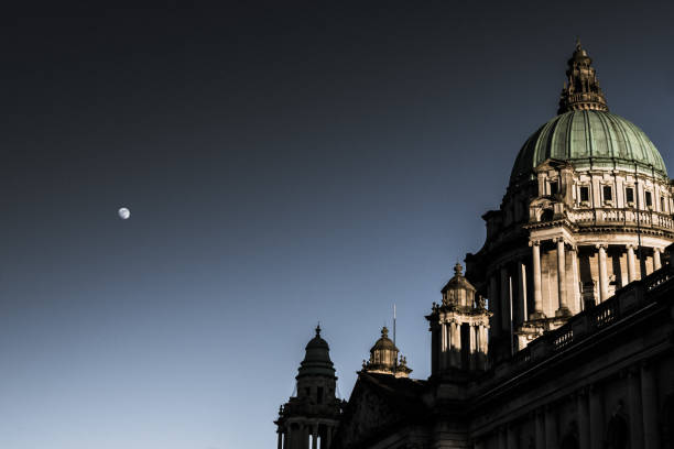 cúpula del edificio cívico neoclásico al anochecer con la luna en aumento - belfast northern ireland northern ireland city irish culture fotografías e imágenes de stock