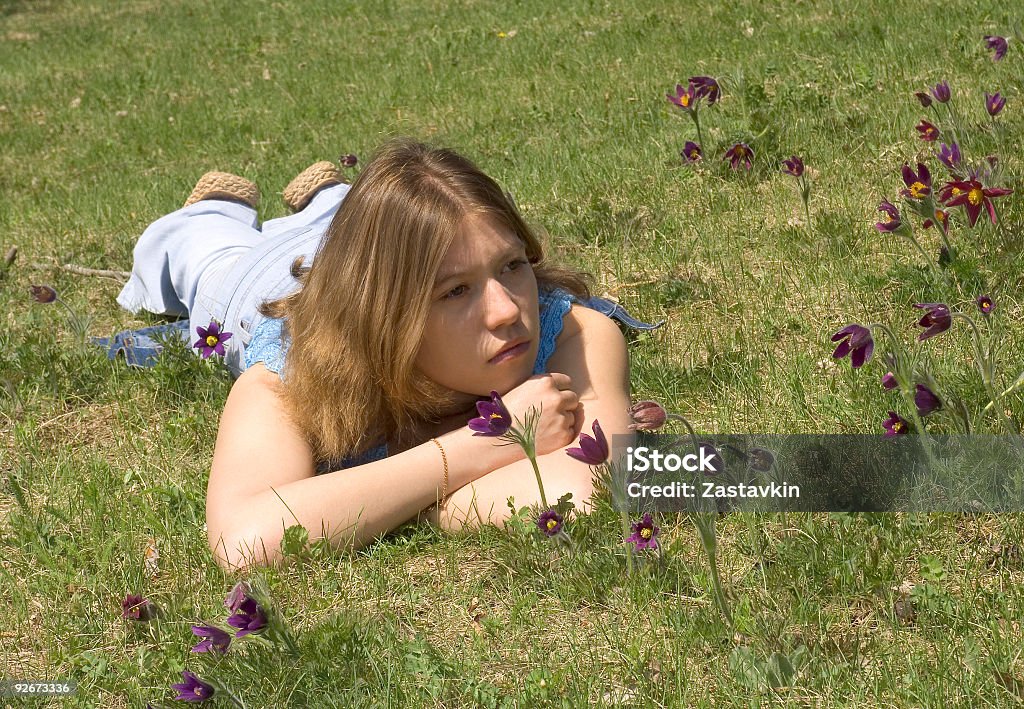 Garota no gramado com pasque-flores - Foto de stock de Adulto royalty-free