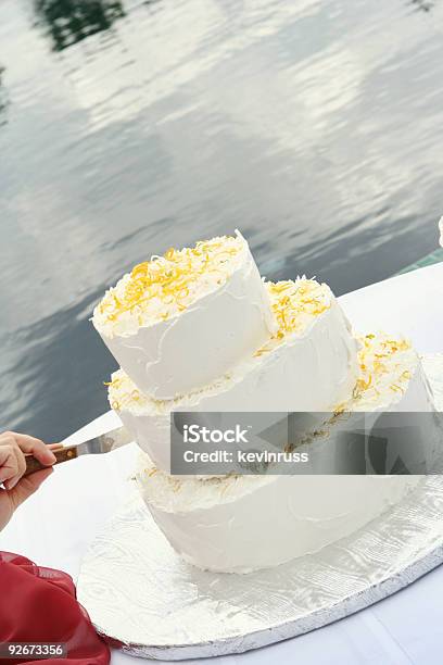 Decorar Um Bolo De Casamento - Fotografias de stock e mais imagens de Bolo - Sobremesa - Bolo - Sobremesa, Bolo às Camadas, Ao Ar Livre