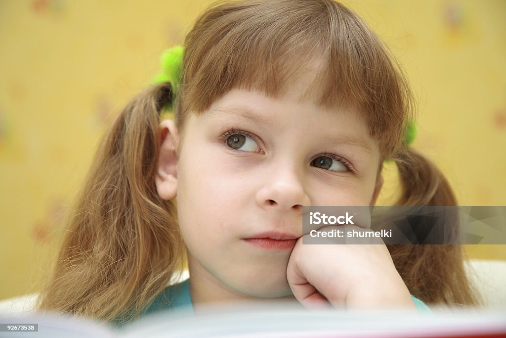 Menina pensando ao abrir Livro - Foto de stock de 4-5 Anos royalty-free