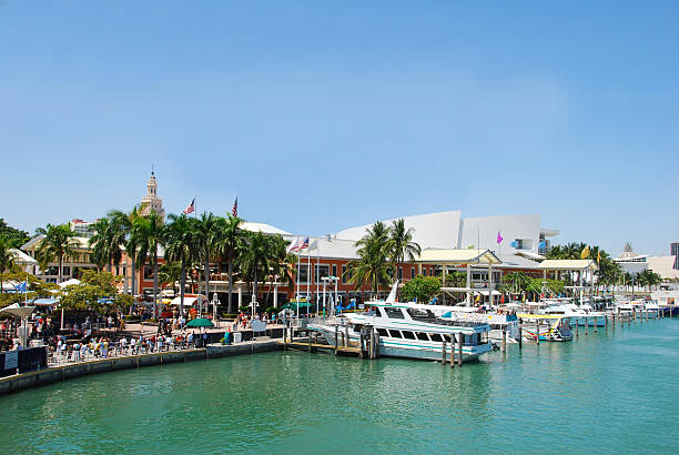 frente al centro comercial de miami, florida - commercial dock harbor miami florida retail fotografías e imágenes de stock