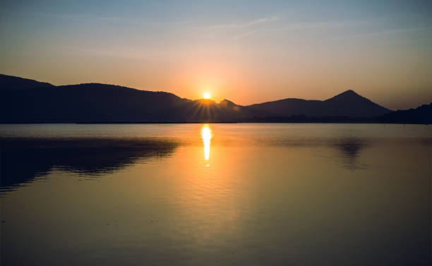 refletir da montanha no lago no parque nacional de kanchanaburi, tailândia. - sunrise new zealand mountain range mountain - fotografias e filmes do acervo