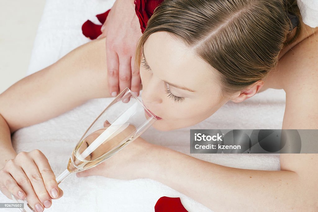 massage du dos avec vin mousseux - Photo de Champagne libre de droits