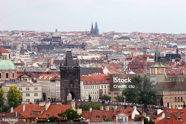 Blick Auf Die Dächer Der Prager Karlsbrücke Näher Stockfoto und mehr Bilder von Abenddämmerung - Abenddämmerung, Außenaufnahme von Gebäuden, Basilika