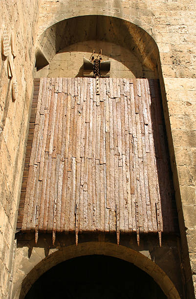 средневековая portcullis в италии - medieval castle gate portcullis стоковые фото и изображения