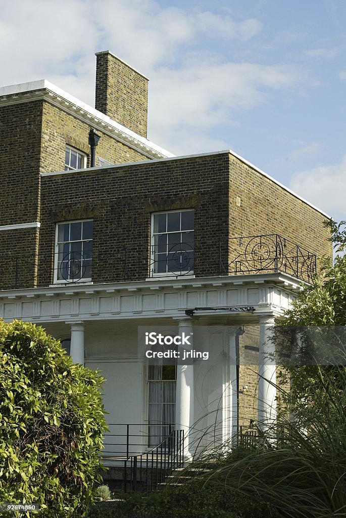 London casa georgiana con pilastri bianco - Foto stock royalty-free di Albero