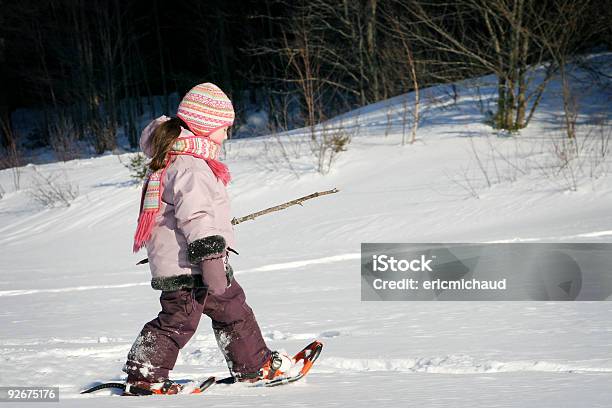 若い女の子でスノーシューウォーキング - 女の子のストックフォトや画像を多数ご用意 - 女の子, 歩く, 雪