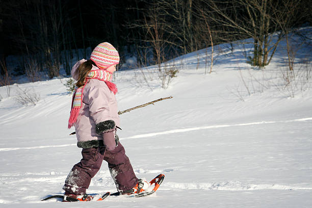 dziewczynka chodzić z snowshoes - snowshoeing snowshoe child winter zdjęcia i obrazy z banku zdjęć