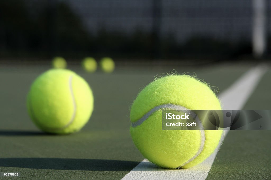 Varias pelotas de tenis en la cancha - Foto de stock de Actividades recreativas libre de derechos