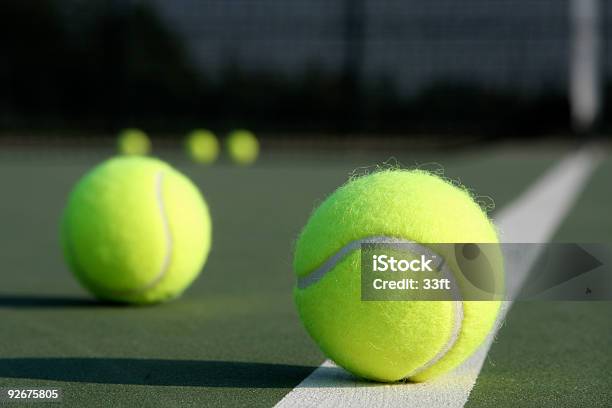 Photo libre de droit de Plusieurs Balles De Tennis Sur Le Court banque d'images et plus d'images libres de droit de Activité de loisirs - Activité de loisirs, Balle de tennis, Couleur verte