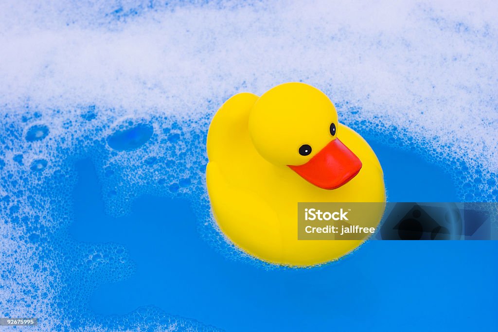 Amarelo brinquedo do Pato banho de pensamento e água azul - Foto de stock de Pato de Borracha royalty-free