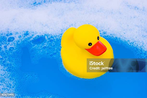 Foto de Amarelo Brinquedo Do Pato Banho De Pensamento E Água Azul e mais fotos de stock de Pato de Borracha