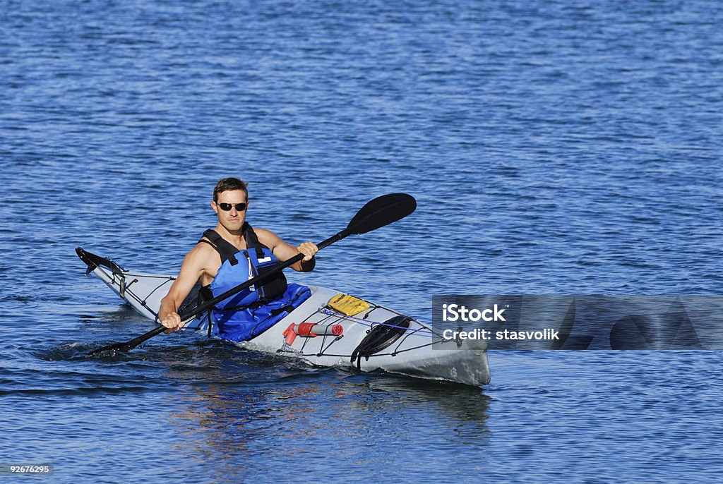 Homem atlético mostrar de Caiaque no Mar - Royalty-free Adulto Foto de stock